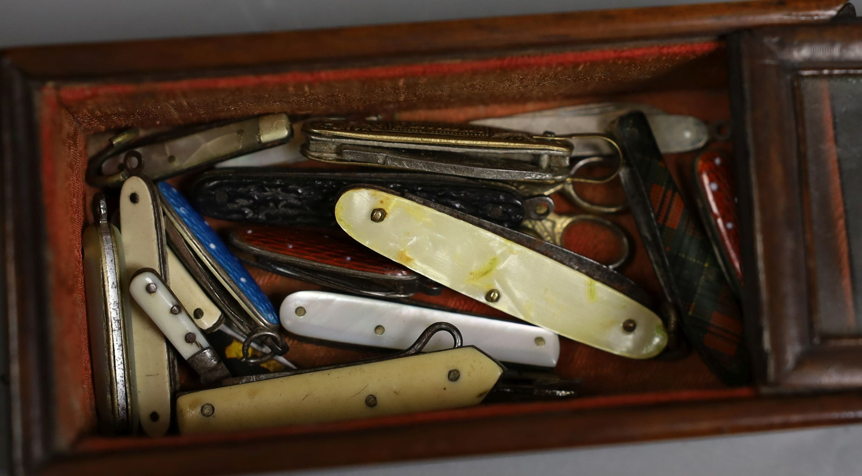 A quantity of various collectables to include a Victorian cased gilt metal etui a 9ct gold mounted boxwood toothpick case, various snuff boxes, miniature penknives, enamelled decanter labels etc.